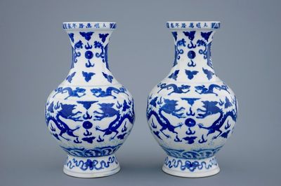 Een paar blauw-witte Chinese vazen met draken en Wanli merk, 19e eeuw