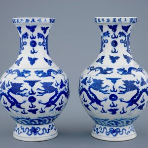 Een paar blauw-witte Chinese vazen met draken en Wanli merk, 19e eeuw — foto 1