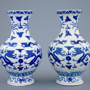 Een paar blauw-witte Chinese vazen met draken en Wanli merk, 19e eeuw — foto 3