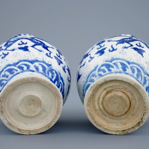 Een paar blauw-witte Chinese vazen met draken en Wanli merk, 19e eeuw — foto 6