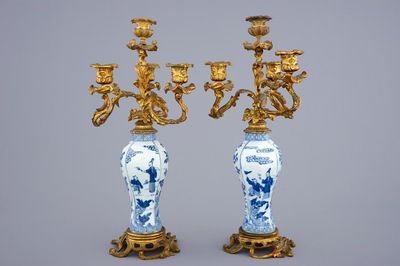 Een paar blauw-witte Chinese vazen met verguld bronzen montuur van kandelaars, Kangxi