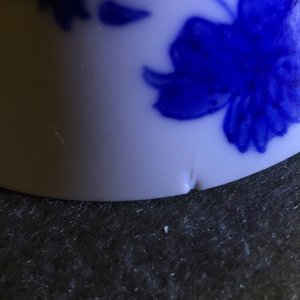Een paar blauw-witte Chinese wijnkoppen met 4 florale decors, zes-karaktermerk, Kangxi — foto 11