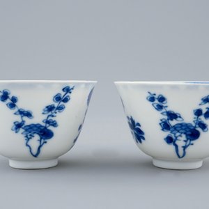 Een paar blauw-witte Chinese wijnkoppen met 4 florale decors, zes-karaktermerk, Kangxi — foto 2