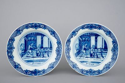 Een paar blauw-witte Delfts aardewerken bijbelse schotels, 18e eeuw
