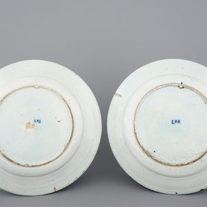 Een paar blauw-witte Delfts aardewerken bijbelse schotels, 18e eeuw — foto 2