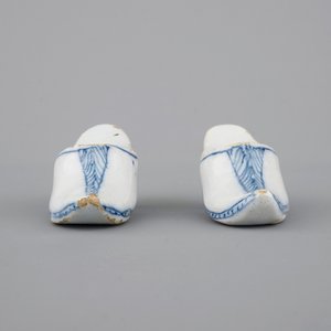 Een paar blauw-witte Delfts aardewerken muiltjes, 18e eeuw — foto 6