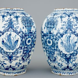 Een paar blauw-witte Delfts aardewerken vazen, 18e eeuw — foto 2