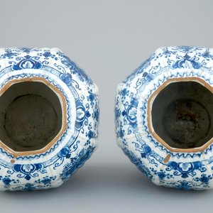 Een paar blauw-witte Delfts aardewerken vazen, 18e eeuw — foto 5