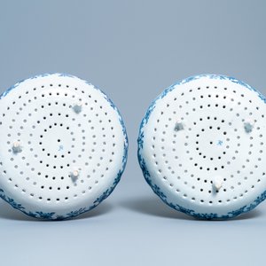 Een paar blauw-witte Delftse aardbeienvergieten op onderschotels, 18e eeuw — foto 4