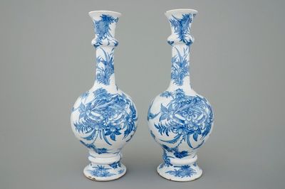 Een paar blauw-witte Delftse aardewerken knobbelvazen, 17e eeuw