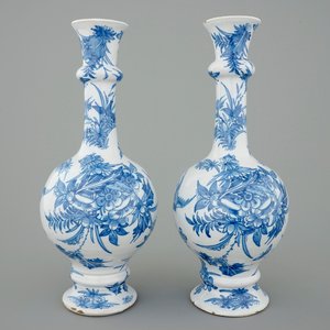 Een paar blauw-witte Delftse aardewerken knobbelvazen, 17e eeuw — foto 1