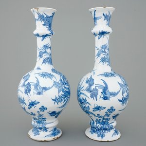 Een paar blauw-witte Delftse aardewerken knobbelvazen, 17e eeuw — foto 4
