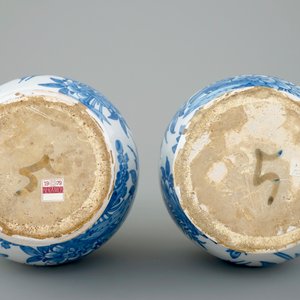 Een paar blauw-witte Delftse aardewerken knobbelvazen, 17e eeuw — foto 6