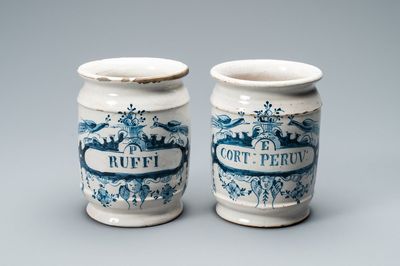 Een paar blauw-witte Delftse albarello-type apothekerspotten, 18e eeuw