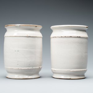 Een paar blauw-witte Delftse albarello-type apothekerspotten, 18e eeuw — foto 4