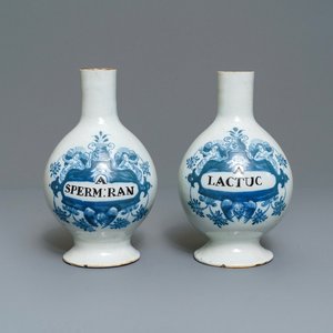 Een paar blauw-witte Delftse apothekersflessen, 18e eeuw — foto 1