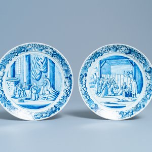 Een paar blauw-witte Delftse borden met bijbelse voorstelling, 18e eeuw — foto 1