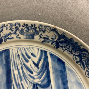 Een paar blauw-witte Delftse borden met bijbelse voorstelling, 18e eeuw — foto 3