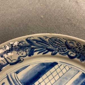 Een paar blauw-witte Delftse borden met bijbelse voorstelling, 18e eeuw — foto 4