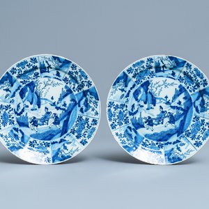 Een paar blauw-witte Delftse borden met chinoiserie decor, 17/18e eeuw — foto 1