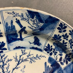 Een paar blauw-witte Delftse borden met chinoiserie decor, 17/18e eeuw — foto 3