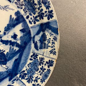 Een paar blauw-witte Delftse borden met chinoiserie decor, 17/18e eeuw — foto 6