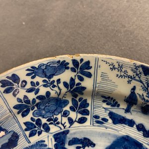 Een paar blauw-witte Delftse borden met chinoiserie decor, 17/18e eeuw — foto 8