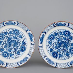 Een paar blauw-witte Delftse borden met chinoiserie decor van draken, 18e eeuw — foto 1