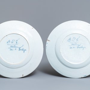 Een paar blauw-witte Delftse borden met 'walvisvangst' decor, 18e eeuw — foto 2