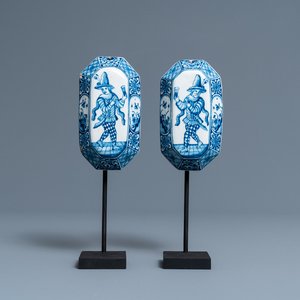 Een paar blauw-witte Delftse borstelruggen met harlekijnen, 1e helft 18e eeuw — foto 1