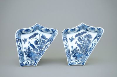 Een paar blauw-witte Delftse chinoiserie rijsttafel schotels, eind 17e eeuw