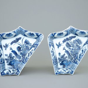 Een paar blauw-witte Delftse chinoiserie rijsttafel schotels, eind 17e eeuw — foto 1