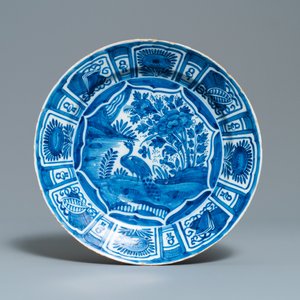 Een paar blauw-witte Delftse chinoiserie schotels en een paar polychrome borden met een roos, 18e eeuw — foto 2