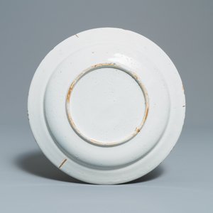 Een paar blauw-witte Delftse chinoiserie schotels en een paar polychrome borden met een roos, 18e eeuw — foto 5