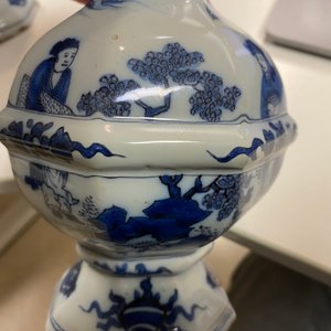 Een paar blauw-witte Delftse chinoiserie vazen, eind 17e eeuw — foto 21