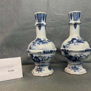 Een paar blauw-witte Delftse chinoiserie vazen, eind 17e eeuw — foto 9