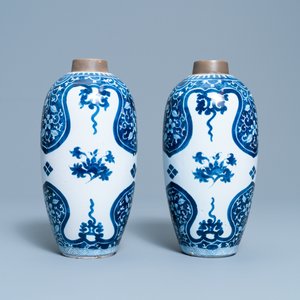 Een paar blauw-witte Delftse chinoiserie vazen in Kangxi-stijl, ca. 1800 — foto 2