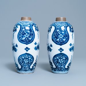 Een paar blauw-witte Delftse chinoiserie vazen in Kangxi-stijl, ca. 1800 — foto 4