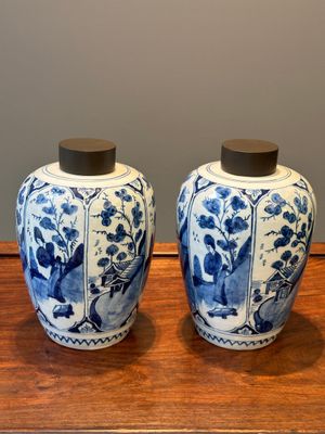 Een paar blauw-witte Delftse chinoiserie vazen met houten deksels, 18e eeuw — foto 3