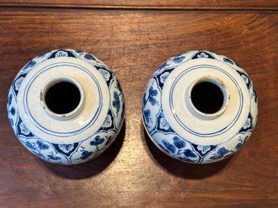 Een paar blauw-witte Delftse chinoiserie vazen met houten deksels, 18e eeuw — foto 4