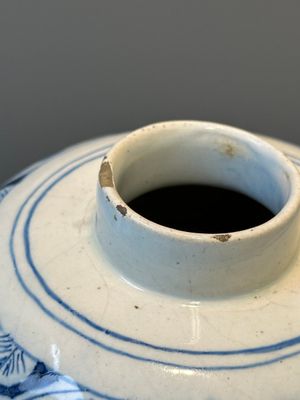 Een paar blauw-witte Delftse chinoiserie vazen met houten deksels, 18e eeuw — foto 5