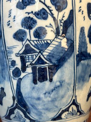 Een paar blauw-witte Delftse chinoiserie vazen met houten deksels, 18e eeuw — foto 7