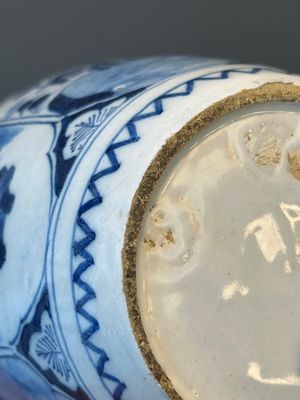 Een paar blauw-witte Delftse chinoiserie vazen met houten deksels, 18e eeuw — foto 10
