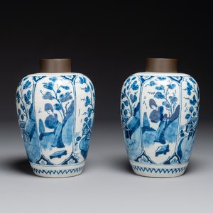 Een paar blauw-witte Delftse chinoiserie vazen met houten deksels, 18e eeuw — foto 1