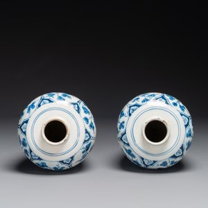 Een paar blauw-witte Delftse chinoiserie vazen met houten deksels, 18e eeuw — foto 4