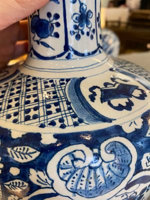 Een paar blauw-witte Delftse flesvormige chinoiserie vazen, 18e eeuw — foto 13
