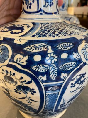 Een paar blauw-witte Delftse flesvormige chinoiserie vazen, 18e eeuw — foto 17
