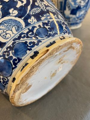 Een paar blauw-witte Delftse flesvormige chinoiserie vazen, 18e eeuw — foto 8