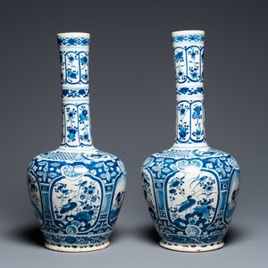 Een paar blauw-witte Delftse flesvormige chinoiserie vazen, 18e eeuw — foto 2