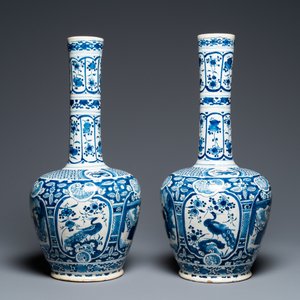 Een paar blauw-witte Delftse flesvormige chinoiserie vazen, 18e eeuw — foto 4